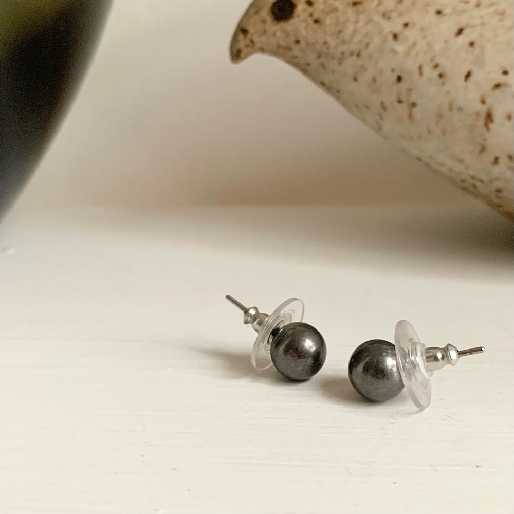 vintage ‘80s large grey pearl stud earrings